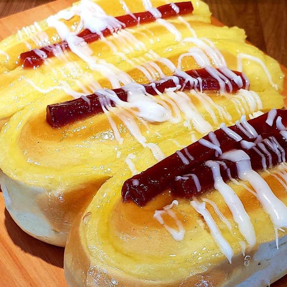 Pao doce pequeno com cobertura de goiabada e fondant