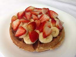 Waffle con Plátano, Fresa y Salsa de Nutella