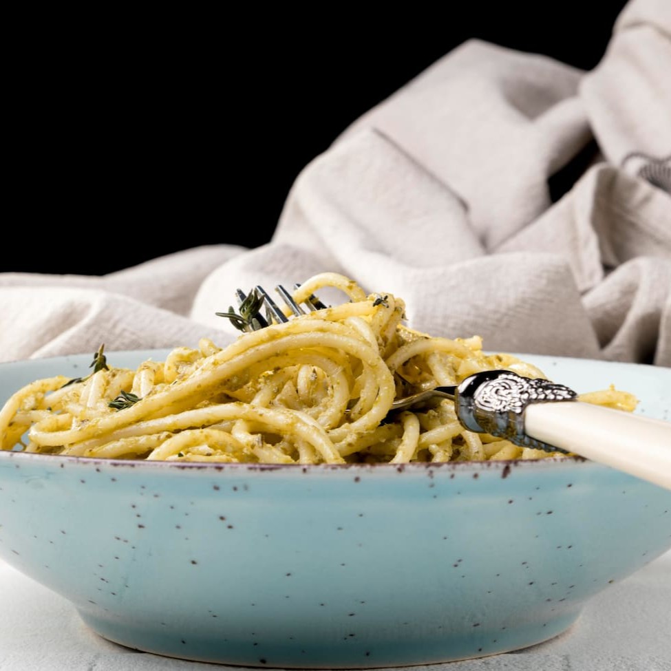 Apresentamos nosso Fettuccine ao molho branco com parmesão e bacon. Massa fresca e artesanal com um molho cremoso e saboroso a base de bechamel com bastante parmesão e bacon.