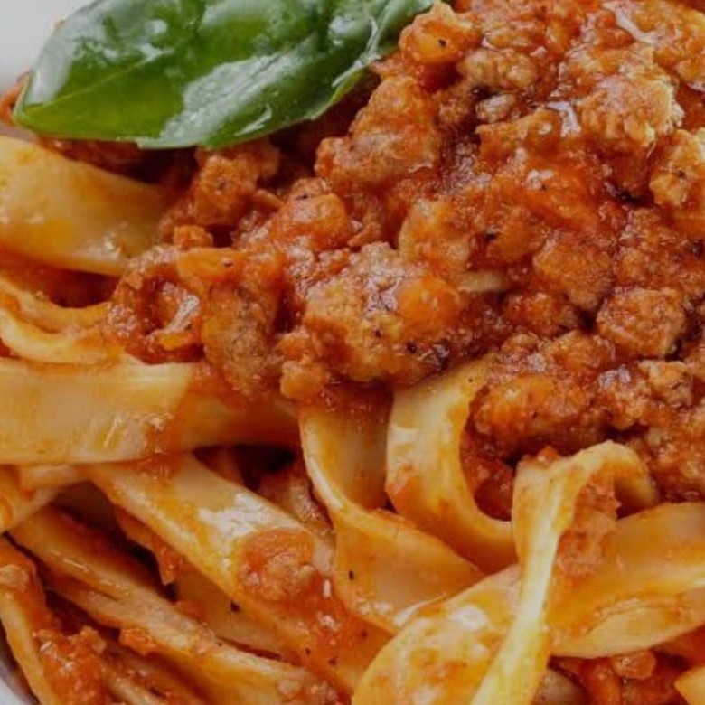O macarrão talharim à bolonhesa é um prato italiano clássico, caracterizado pela combinação de tiras largas de massa (talharim) servidas com um molho saboroso à base de carne moída, com tempero raiz da casa.