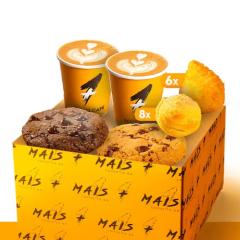 A 'Cesta nº 04' é uma das estrelas da nossa categoria 'Cestas'. Composta por uma belíssima caixa personalizada da Mais1 Café (20x13x12), esta cesta apresenta uma seleção requintada de delícias. Inclui dois Cappuccinos italianos autênticos, perfeitos para despertar os seus sentidos. Acompanha uma porção (8 unidades) de mini pães de queijo, crocantes por fora e macios por dentro, e uma porção (6 unidades) de coxinhas, irresistivelmente saborosas. Para completar, temos dois cookies, um de chocolate intenso e outro de baunilha suave, ambos feitos para derreter na boca. Uma cesta perfeita para tornar qualquer ocasião especial.