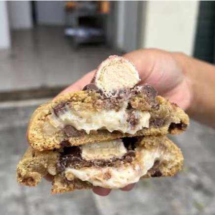 O Cookie Saymon é o cookie da Pitadas com massa amanteigada com gotas de chocolate.