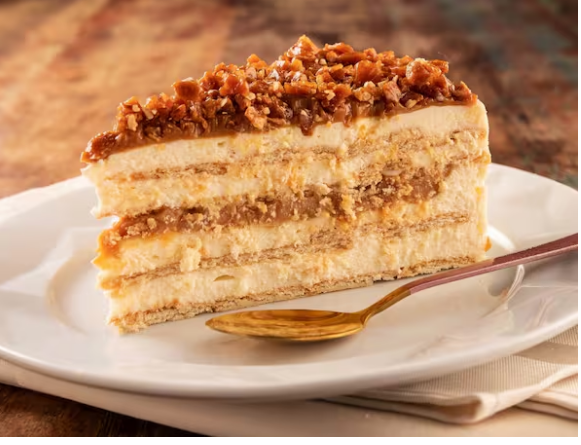 Creme de Baunilha intercalado com biscoitos maisena doce de leite caseiro, finalizado com doce de leite crocante de castanha de caju.