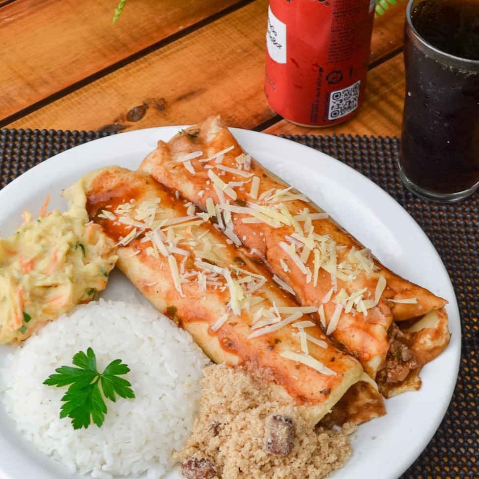 Nossas 2 panquecas vão super recheada e acompanha arroz branco, feijão preto, farofa, macarrão e o melhor complemento fica por sua conta escolher!     #batatafrita #petiscos #carne #contrafile #churrasco #tiragosto #bebida #diverção #fretegratis #fritura #petisco #alcoolica #promoção #qualidade #oferta #combo #brasileira #almoço #jantar #hambueguer #frango #peixe #fitness #marmitex #quentinha #piz