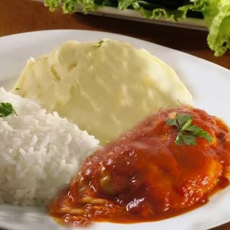 Refeição parmegiana com purê. 
Arroz , feijão,  frango parmegiana ao molho e queijo e purê de batata .
Guaraná natural Grátis