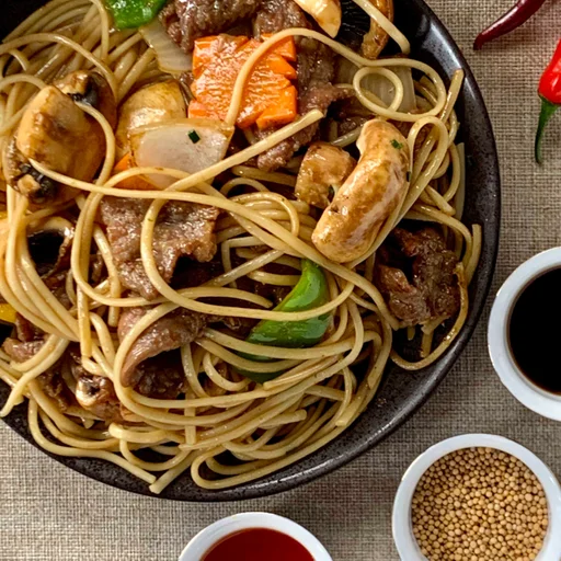 Pasta Oriental Con Carne