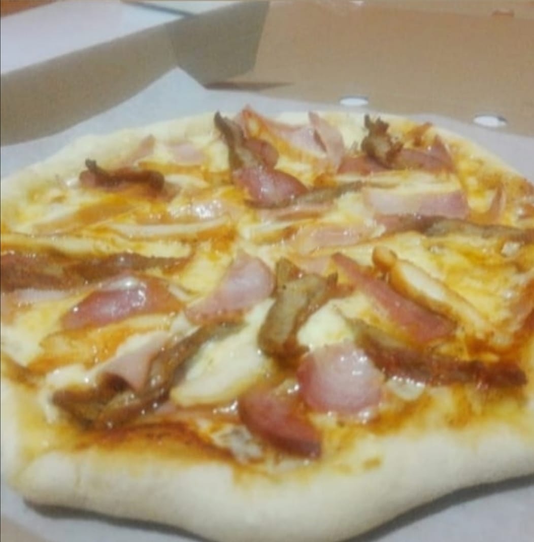 Pizza Clásica Mediana Jamón y Queso