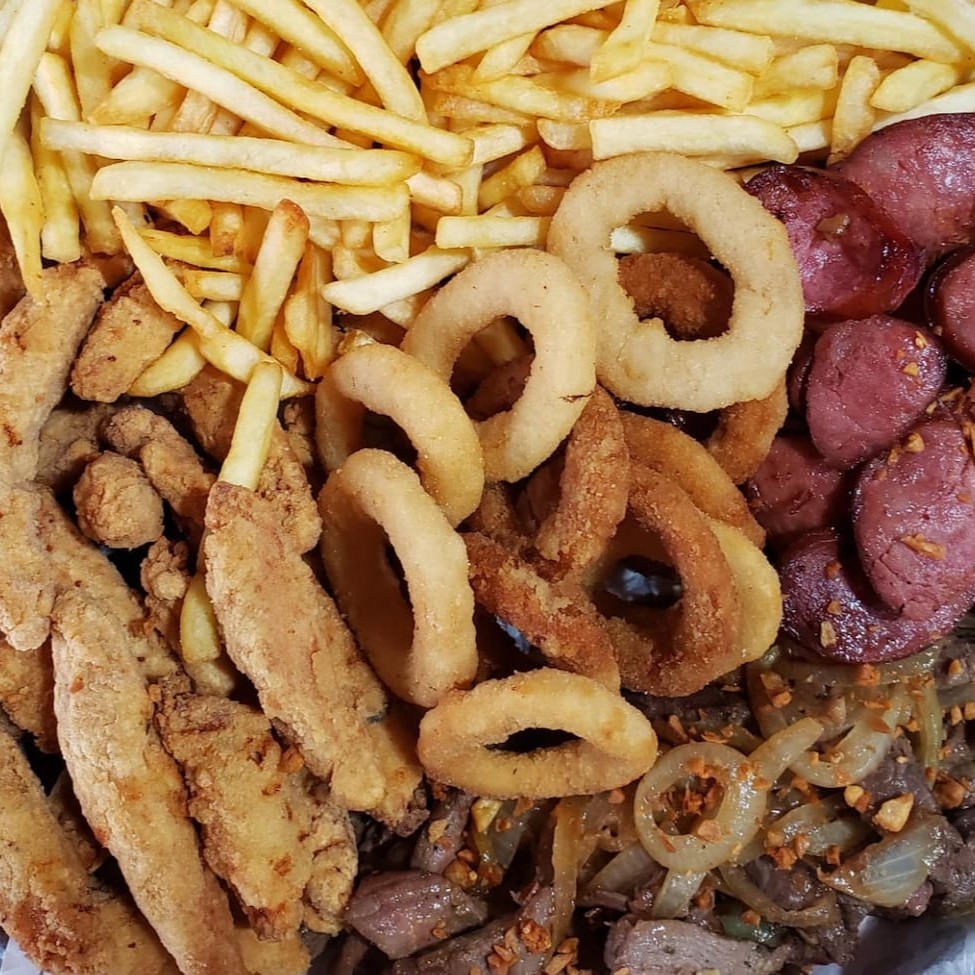 Deliciosa Isca de Carnes com alho torrado  + Gorjão de frango Chicken Premium  + Batata frita  + 15 Anéis de Cebola + Molho da casa + Refri 2 litros    * Todos os itens totalizam 1 Kg / Enviaremos o Refri disponível no Dia.