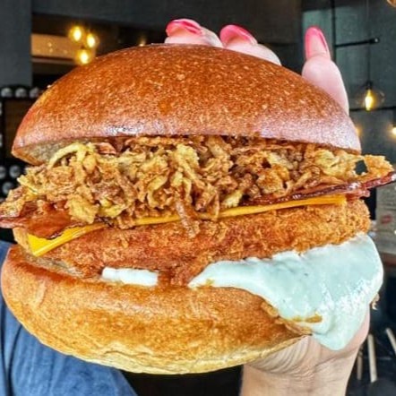 Frango Empanado Supreme (Suculento e Saboroso), Queijo Cheddar, Cebola Crispy, Bacon Fatias e Maionese de Alho no Pão Brioche