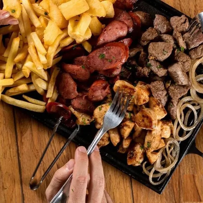 Churrasco de coração da alcatra em cubos, filé de frango e linguiça de calabresa em fatias, 400g Total. Acompanha batata frita fininha, arroz branco fresquinho , feijão e farofa de alho e bacon crocante. Prato no capricho para duas Pessoas.