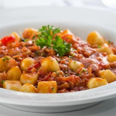 Nhoque (Gnocchi) ao Molho de Calabresa  Massa 200g + molho 200ml (Prato 400g) Nhoque: Batata Inglesa, Aipim com Ervas, Batata doce ou Espinafre Molho a Base de: Molho de Tomate com pedaços de calabresa refogadas.