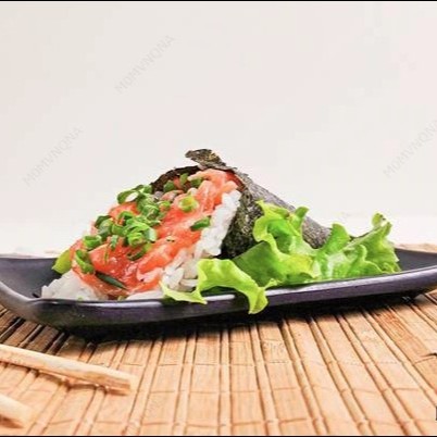 Arroz, salmão, cebolinha.