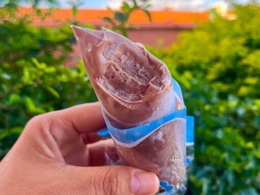 Chocobon é o  clássico chocolate  50%  com doce de leite artesanal que torna o sacolé muito mais cremoso. Essa mistura tem a combinação perfeita e um sabor INEXPLICÁVEL!