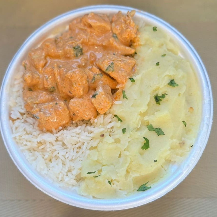 Marmita com delicioso filé de frango ao molho estrogonofe acompanhado de arroz branco e purê de batatas inglesas. Marmita indicada para 01 pessoa.