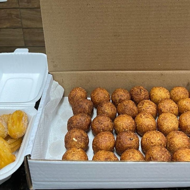 20 bolinho de bacalhau +10 churros+ coca cola 2l