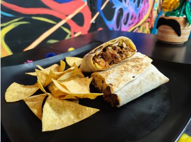 Burro de Birria con Totopos y Bebida
