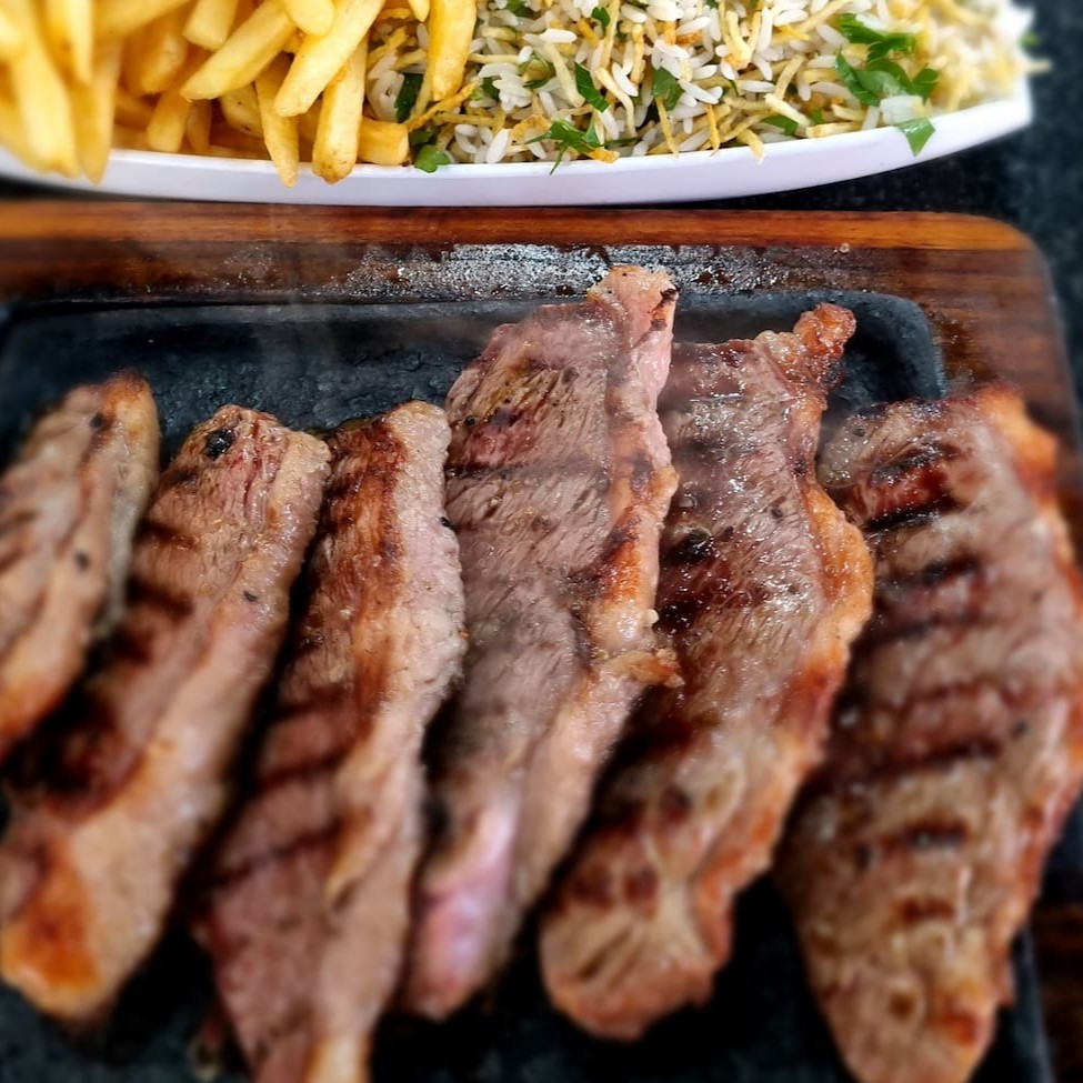 Acompanha arroz biro biro, feijão, farofa de ovos, batata frita e molho vinagrete