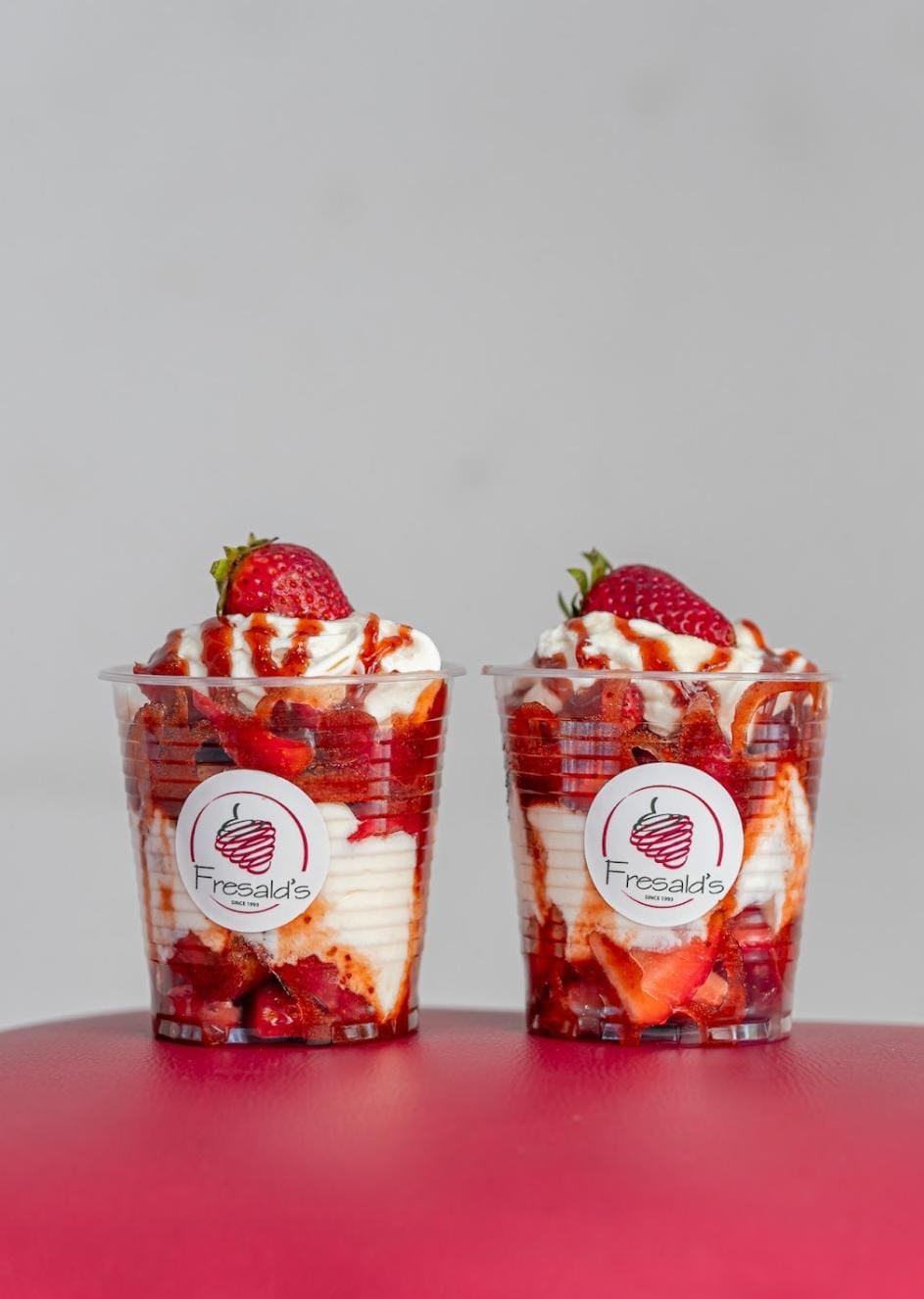 2 Fresas con Crema + Salsa + Helado - 9 Oz