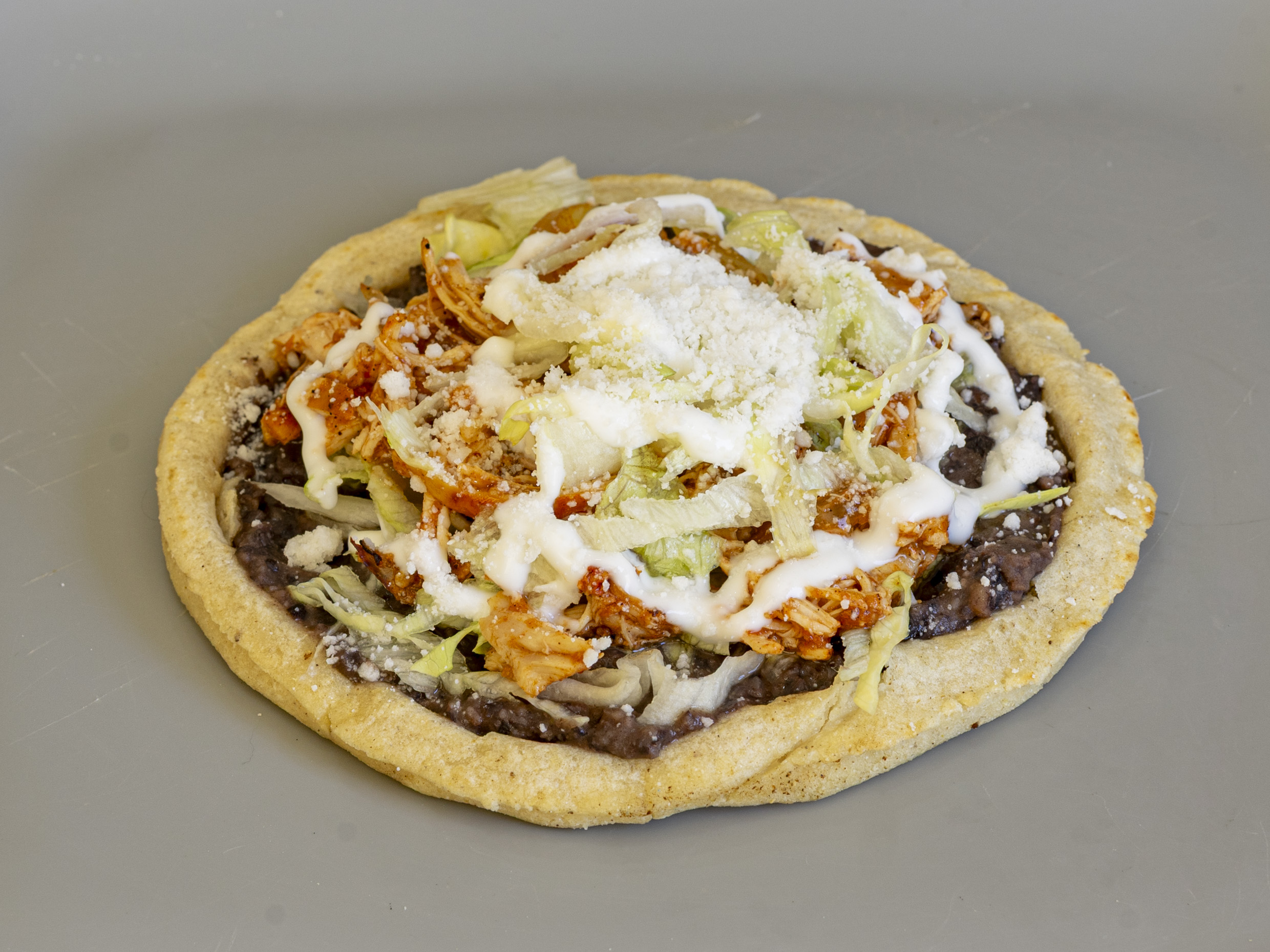 Sopecito de tinga de pollo