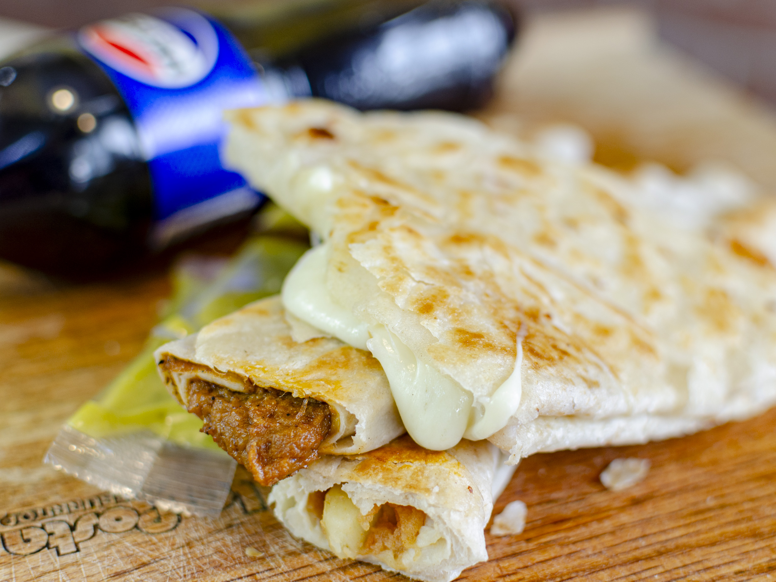 1 Deshebrada, 1 Quesadilla, 1 Papa + Refresco