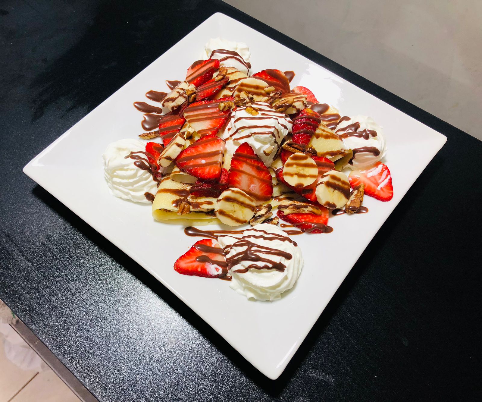 Crepe con Nutella, Pecanas o Brownies y Chantilly