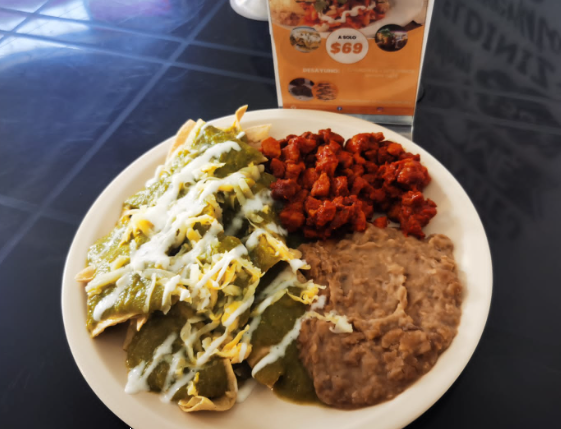 Chilaquiles con 1 Guiso (incluye Agua del Dia)