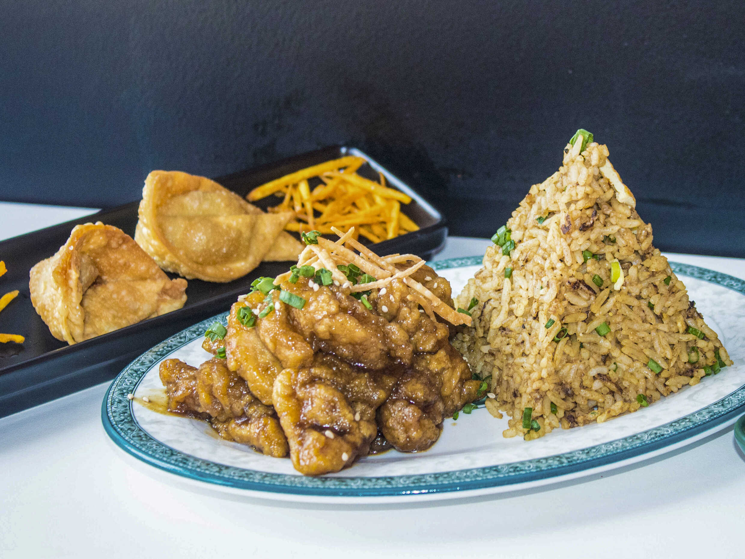 Arroz Chaufa, Chijaukay y 2 Wantanes