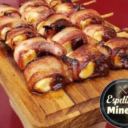 Queijo e goiabada enrolados no bacon. Aproximadamente 100g