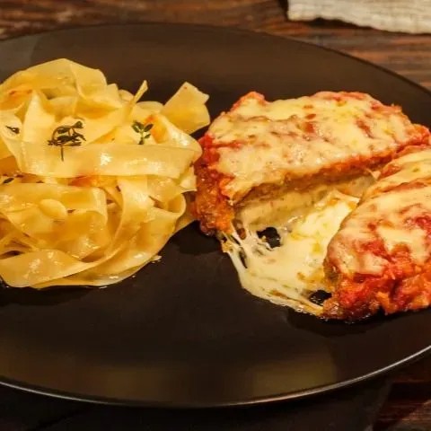 Filé de frango crocante com molho natural de tomate e finalizado com mussarela acompanhado de uma deliciosa massa Temperada ao alho e óleo. (peso aprox. 550g). Prato Infantil, Não Fazemos Alteração.