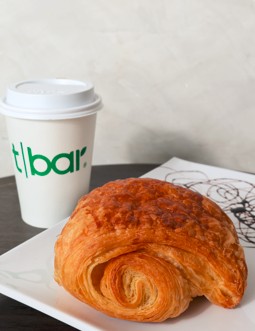 Croissant Jamón y queso + Café americano