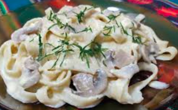 Fetuccino Alfredo con  Champiñon