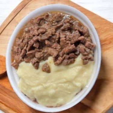 Alcatra picada com molho madeira e Purê de batata feito com leite e margarina .