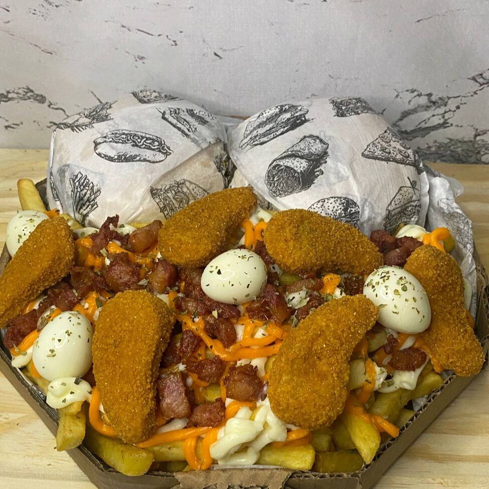 (Vai na caixa 20 cm ) acompanha: 2 x tudo + batata turbinada  6 ovos 6 bugg + Catupiry cheddar + orégano + 2lt flexa