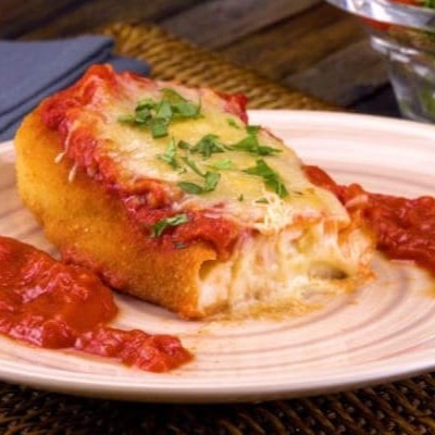 Arroz, Feijão, Macarrão, farofa, Batata ao molho Ou Batata Corada com 2 pedaços de frango à Parmegiana.