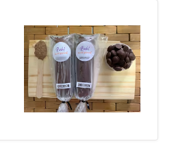 Nosso sacolé de Chocobon é feito com Ninho e Cacau 50%, resultando numa combinação irresistível de sabores e pura cremosidade. O nome 'Chocobon' é inspirado no famoso picolé de uma marca vizinha, uma referência carinhosa feita pelos nossos clientes que afirmam a semelhança notável nos sabores. (livre de gordura trans e sem adição de açúcar).