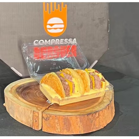 Pão brioche, 1 carne de 150 gramas, 2 fatias de queijo cheddar, bacon e muito cheddar cremoso.