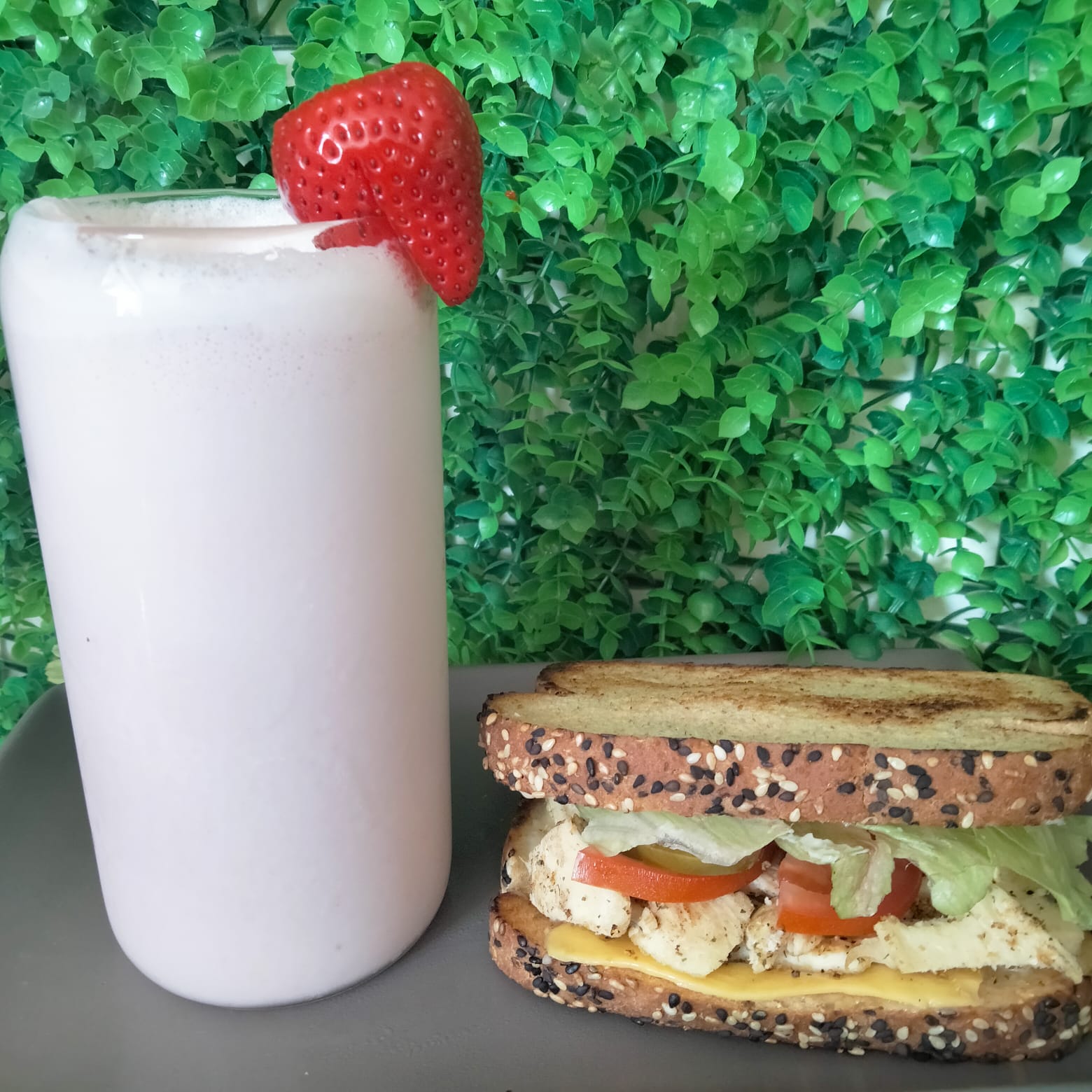 Sandwich de pollo + Licuado de Fresa 500 Ml