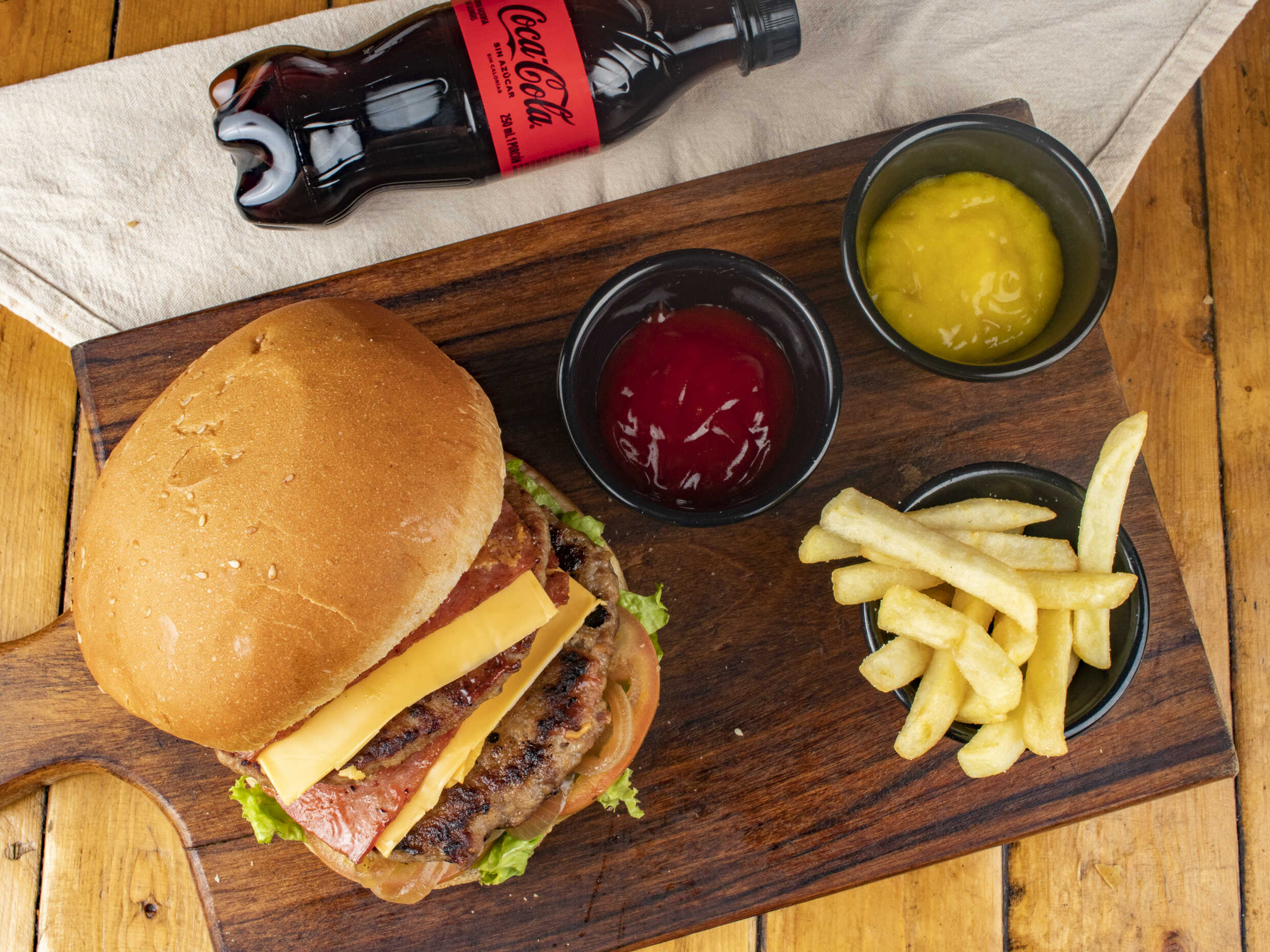 Combo Hamburguesa de la Casa + Papas + Gaseosa