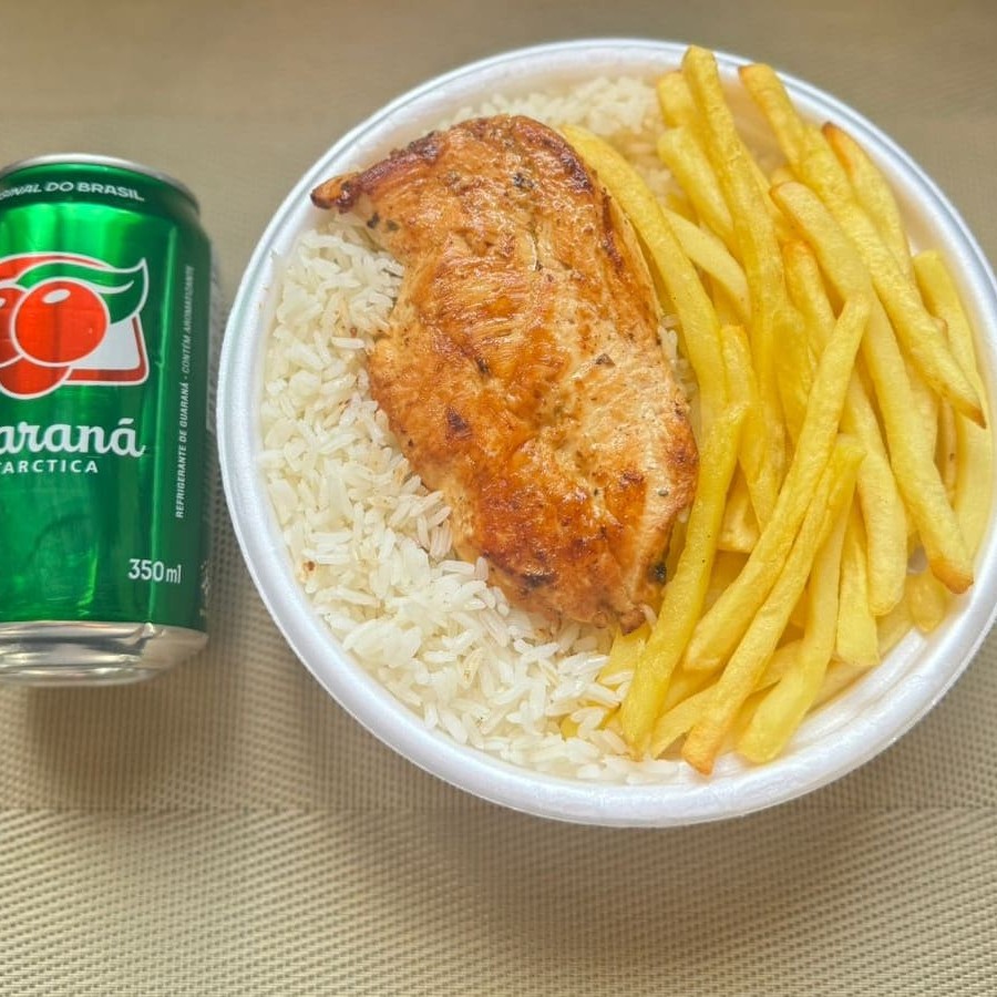 Marmita com delicioso filé de frango grelhado acompanhado de arroz branco, feijão e batatas fritas. Acompanha refrigerante lata Guaraná Antárctica lata 350ml bem gelada. Marmita indicada para 01 pessoa.