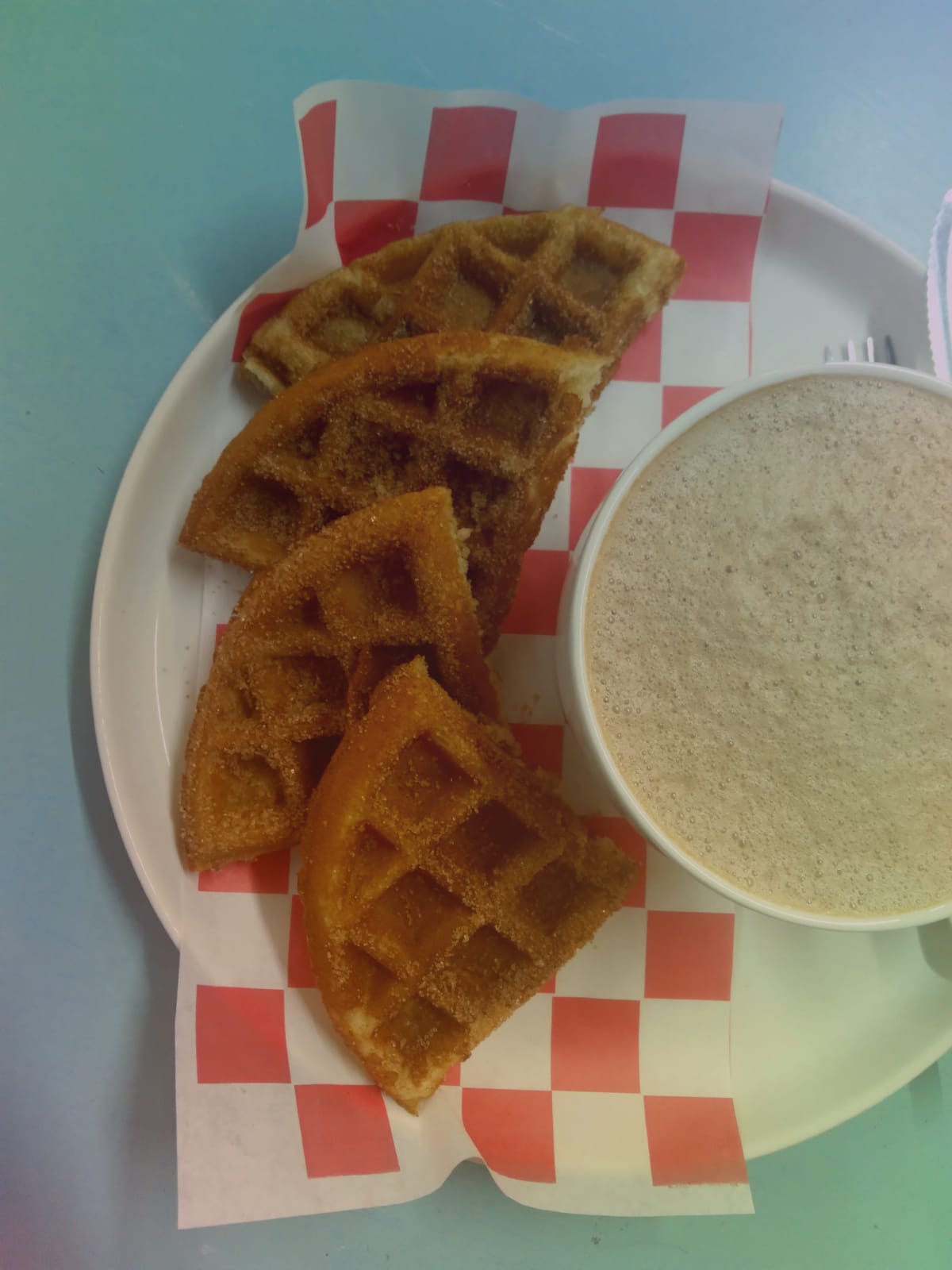 Wafle Churro con Chocolate Caliente