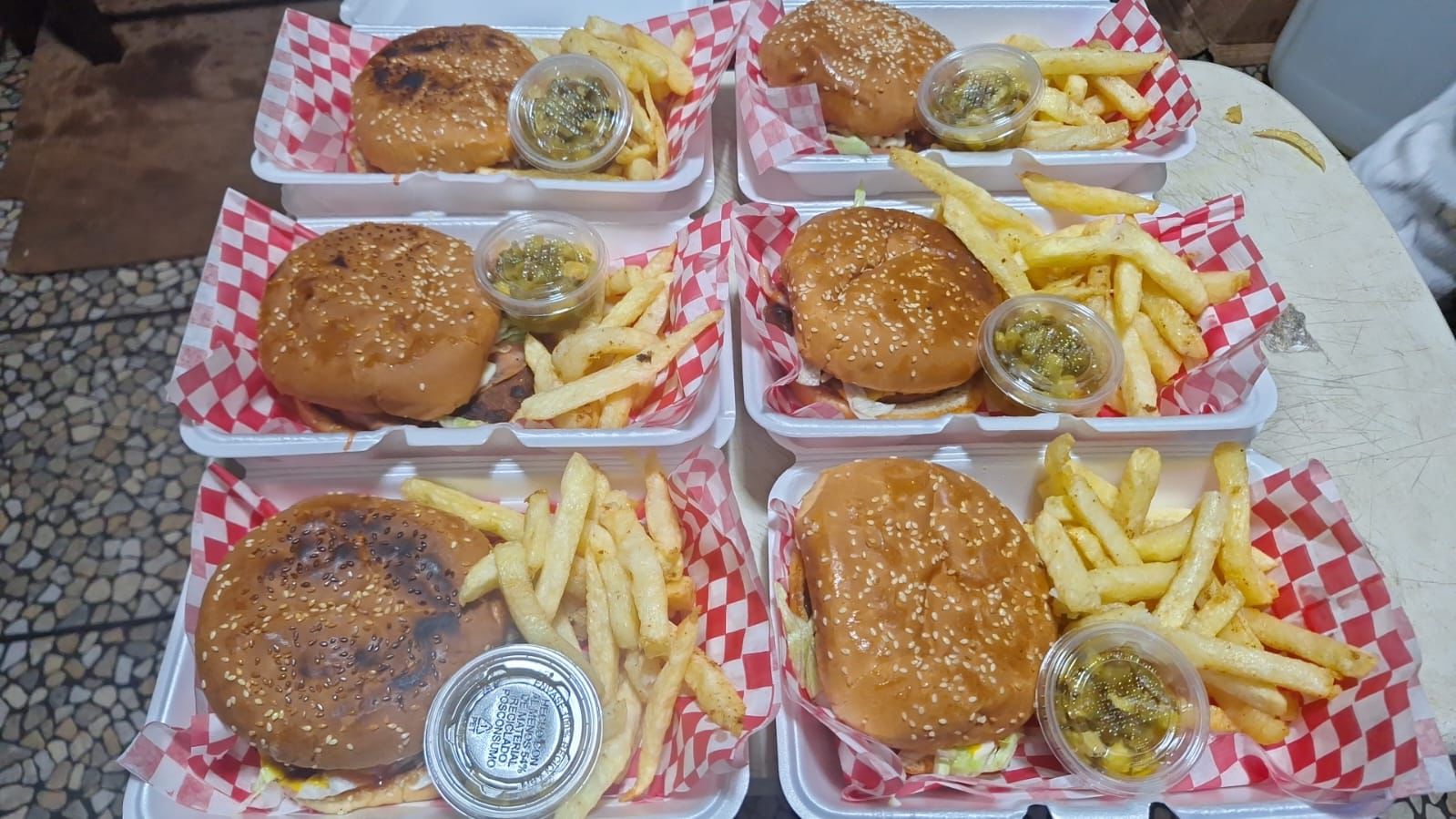 3 Hamburguesas Salchicarnes con Papas