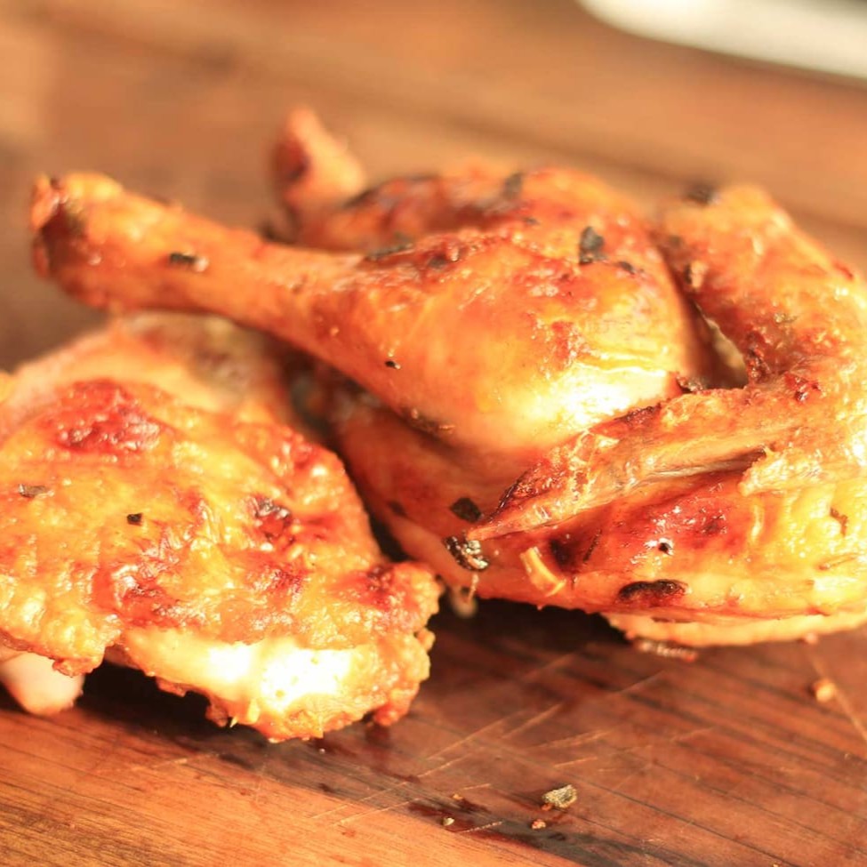 Meio galeto com osso assado na brasa. Escolha até 02 acompanhamentos