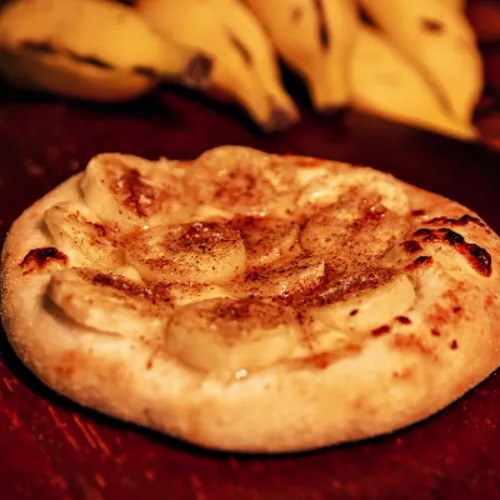 Mussarela, banana, canela e caramelo.