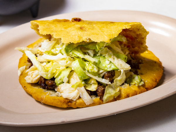 Gordita con Carne a Elegir y Quesillo