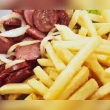 BATATA FRITA TAMANHO MÉDIO COM RODELAS DE CALABRESA FRITA POR CIMA