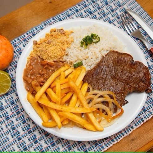 Filé de Alcatra acebolado. Acompanha Feijão preto, arroz branco, farofa da casa e batata frita. Refeição individual servida em uma marmita de 750ml
