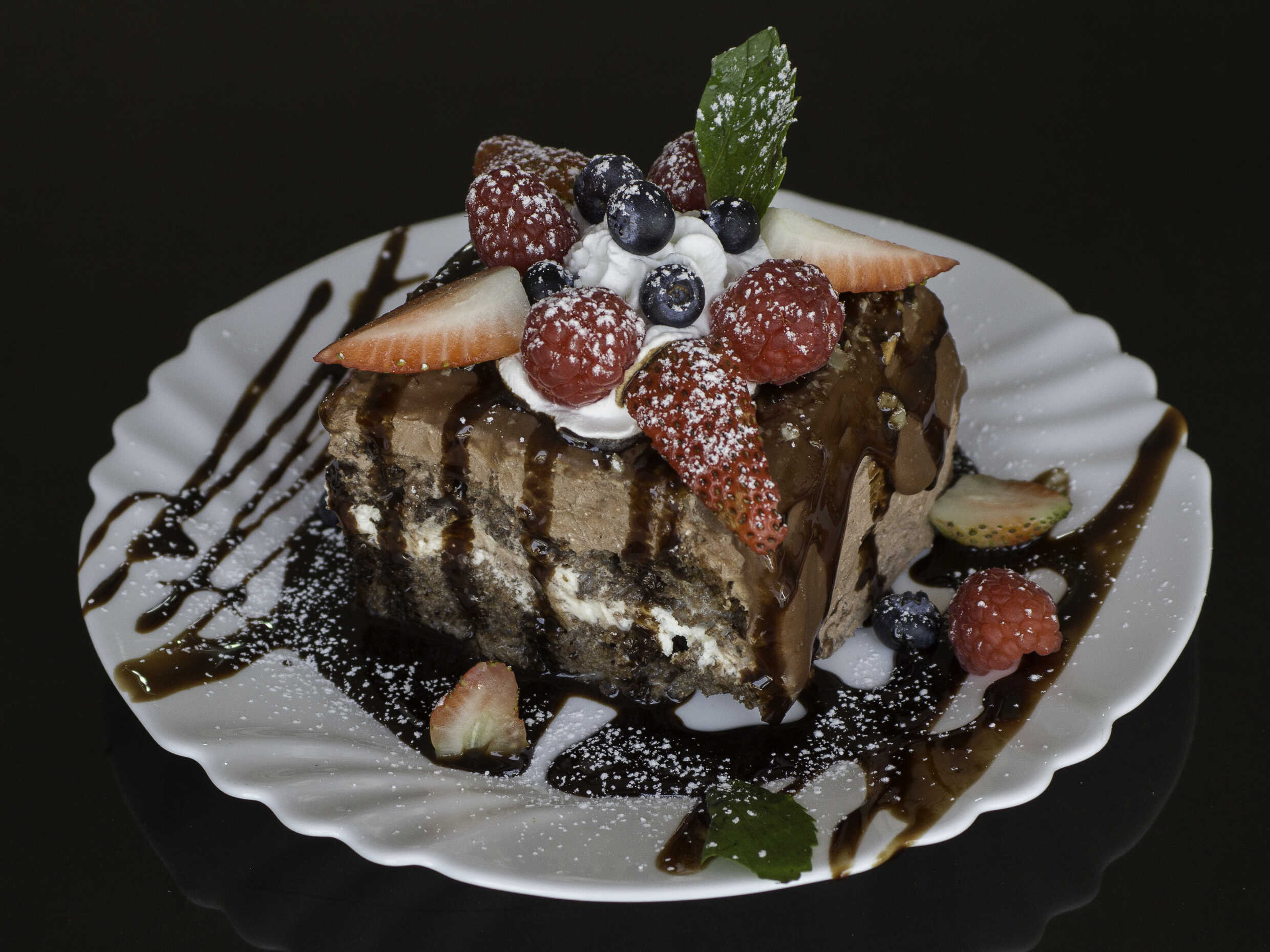 Pastel de Chocolate con Frutos Rojos