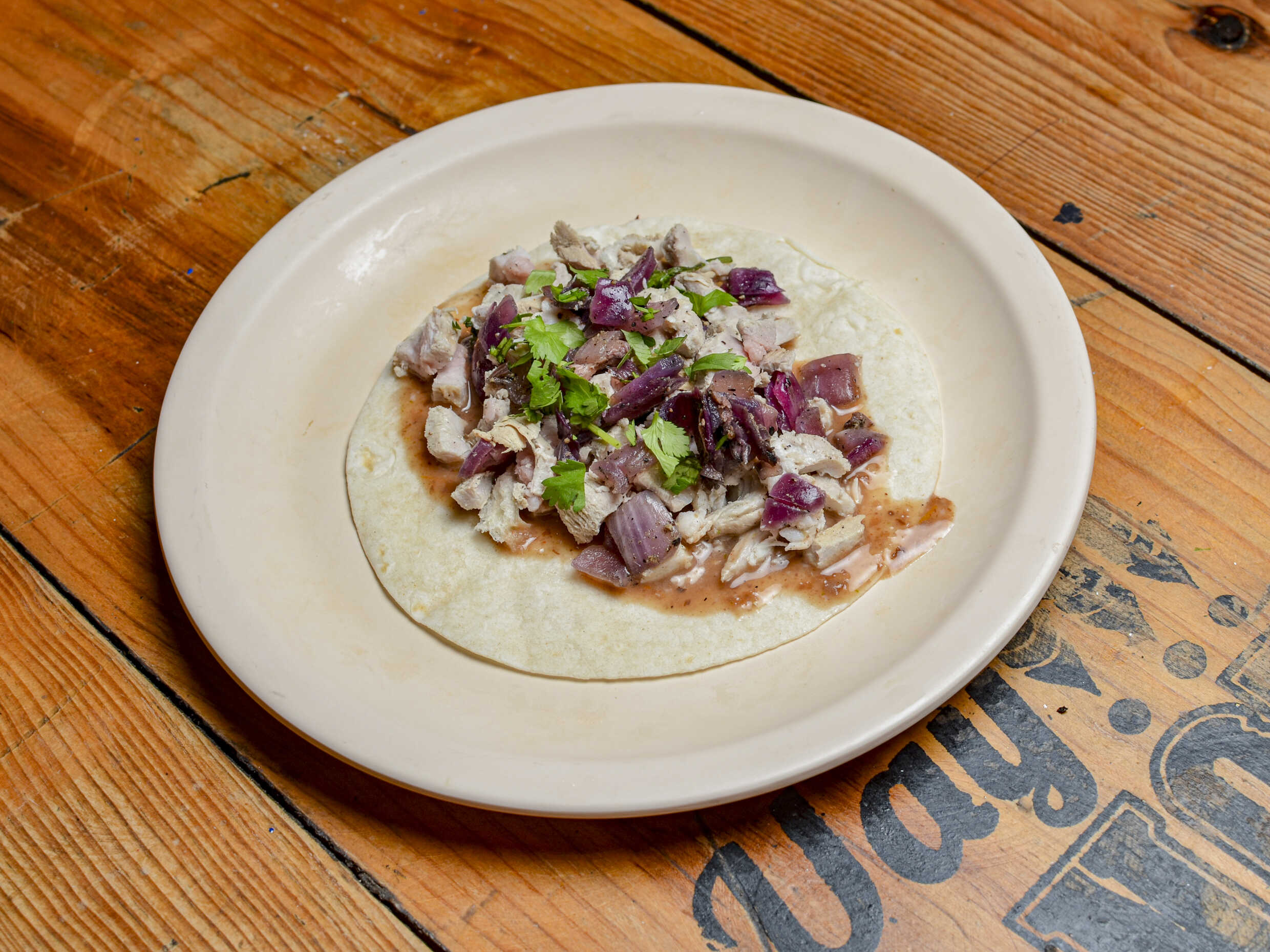 Taco de poc chuc con tortilla de harina