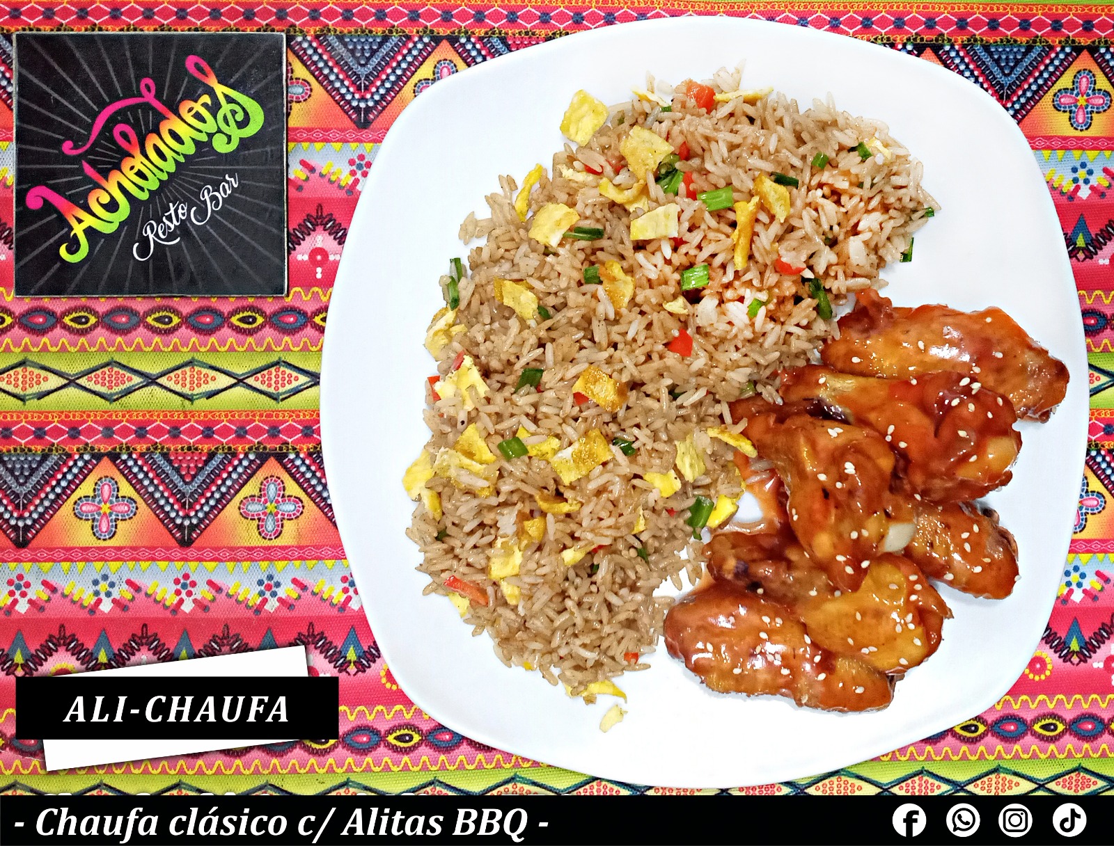 Chaufa con alitas BBQ