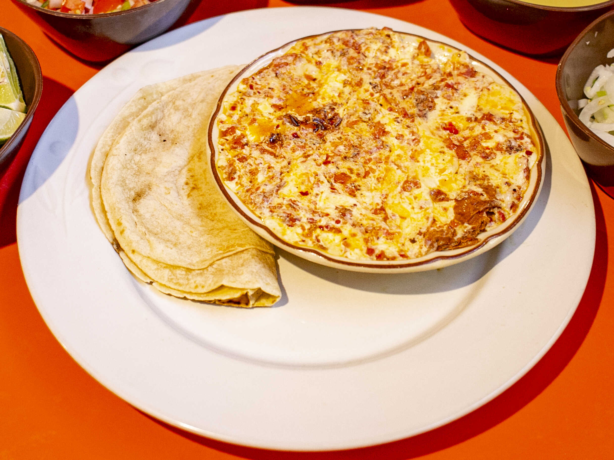 Queso Fundido con Chorizo